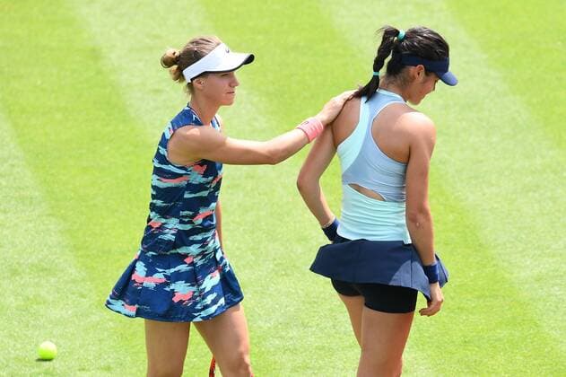 Sport Bilder des Tages Mandatory Credit: Photo by Anna Gowthorpe Shutterstock (12968519p) Viktorija Golubic of Switzerland consoles Emma Raducanu of Great Britain as she retires injured from her first round match Rothesay Open, Tennis, Nottingham Tennis Centre, Nottingham, UK - 07 Jun 2022 Rothesay Open, Tennis, Nottingham Tennis Centre, Nottingham, UK - 07 Jun 2022  Copyright: xAnnaxGowthorpe Shutterstockx 12968519p