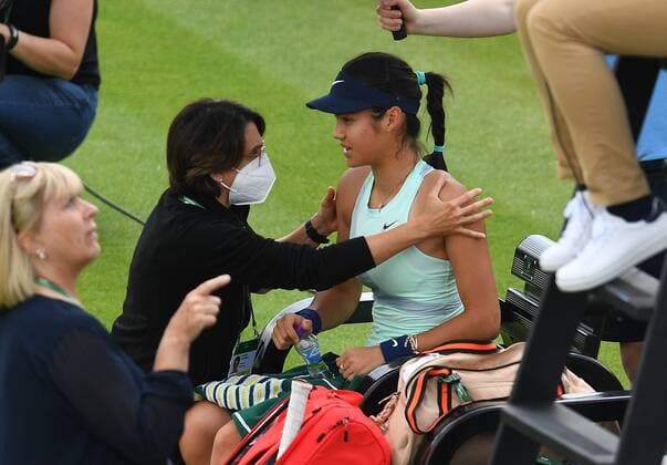 Mandatory Credit: Photo by Anna Gowthorpe Shutterstock (12968519q) Emma Raducanu of Great Britain is treated for an injury before retiring from her first round match Rothesay Open, Tennis, Nottingham Tennis Centre, Nottingham, UK - 07 Jun 2022 Rothesay Open, Tennis, Nottingham Tennis Centre, Nottingham, UK - 07 Jun 2022  Copyright: xAnnaxGowthorpe Shutterstockx 12968519q