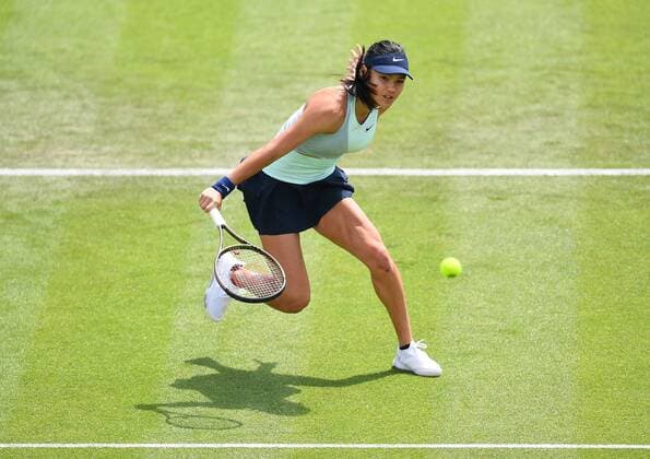 Mandatory Credit: Photo by Anna Gowthorpe Shutterstock (12968519w) Emma Raducanu of Great Britain during her first round match Rothesay Open, Tennis, Nottingham Tennis Centre, Nottingham, UK - 07 Jun 2022 Rothesay Open, Tennis, Nottingham Tennis Centre, Nottingham, UK - 07 Jun 2022  Copyright: xAnnaxGowthorpe Shutterstockx 12968519w