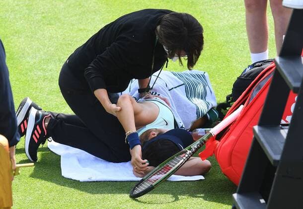 Mandatory Credit: Photo by Anna Gowthorpe Shutterstock (12968519y) Emma Raducanu of Great Britain is treated for an injury before retiring from her first round match Rothesay Open, Tennis, Nottingham Tennis Centre, Nottingham, UK - 07 Jun 2022 Rothesay Open, Tennis, Nottingham Tennis Centre, Nottingham, UK - 07 Jun 2022  Copyright: xAnnaxGowthorpe Shutterstockx 12968519y