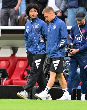 07 06 2022 UEFA Nations League international Germany Germany gg England United Kingdom Serge Gnabry 10, Germany, left Joshua Kimmich 6, Germany before start of match