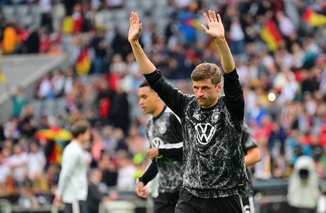 07 06 2022 UEFA Nations League international match Germany Germany gg England United Kingdom Thomas Müller Mueller 13, Germany waves to spectators fan block before start of match