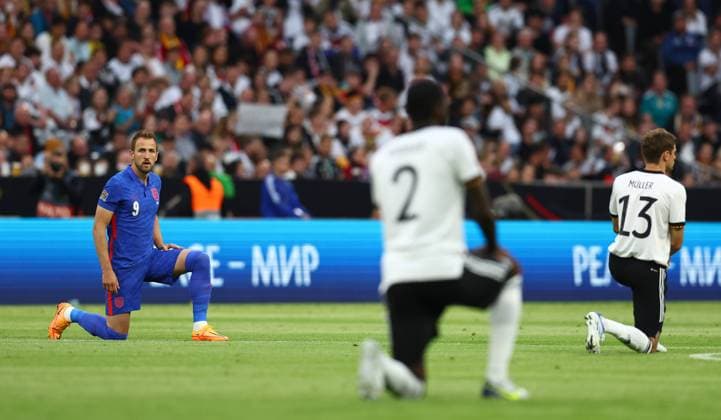 Sport Themen der Woche KW23 Munich, Germany, 7th June 2022. Harry Kane of England and Thomas Mueller of Germany (r) as both teams take the knee before kick off during the UEFA Nations League match at Allianz Arena, Munich. Picture credit should read: David Klein Sportimage EDITORIAL USE ONLY. No use with unauthorised audio, video, data, fixture lists, club league logos or live services. Online in-match use limited to 120 images, no video emulation. No use in betting, games or single club league player publications. SPI-1728-0030