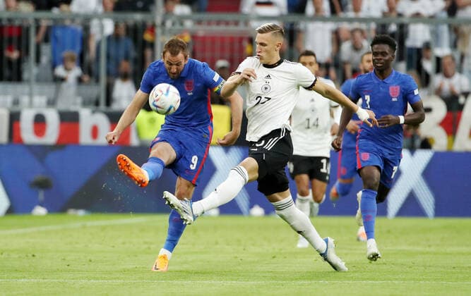 Harry Kane, Nico Schlotterbeck duel match scene action sport soccer soccer UEFA Nations League national team DFB men season 2021 2022 07 06 2022 Germany GER vs England ENG DFL regulations prohibit any use of photographs as image sequences and or quasi video