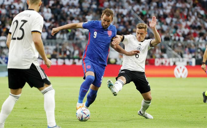 Harry Kane, Joshua Kimmich duel match scene action sport soccer soccer UEFA Nations League national team DFB men season 2021 2022 07 06 2022 Germany GER vs England ENG DFL regulations prohibit any use of photographs as image sequences and or quasi video