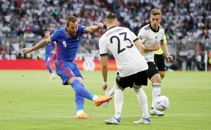 Harry Kane, Nico Schlotterbeck, Joshua Kimmich duel match scene action sports football soccer UEFA Nations League national team DFB men season 2021 2022 07 06 2022 Germany GER vs England ENG DFL regulations prohibit any use of photographs as image sequences and or quasi video