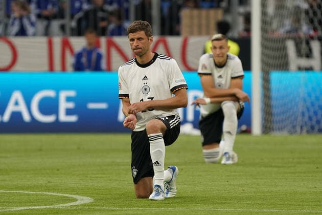 Thomas Mueller Germany Germany and Nico Schlotterbeck Germany Germany kneel for human rights Muenchen 07 06 2022 Germany vs England, Allianz Arena, Nations League A 2 Matchday