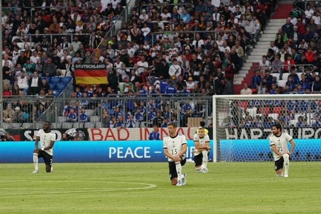 Mannschaftb kneels Muenchen 07 06 2022 Germany vs England, Allianz Arena, Nations League A 2 Matchday