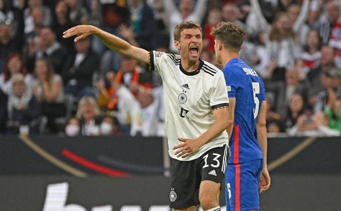 07 06 2022, xjhx, football UEFA Nations League, Germany England emspor, v l Thomas Mueller Müller German national football team DFB gestures gives instructions DFL DFB REGULATES PROHIBIT ANY USE OF PHOTOGRAPHS AS IMAGE SEQUENCES AND OR QUASI VIDEO Munich