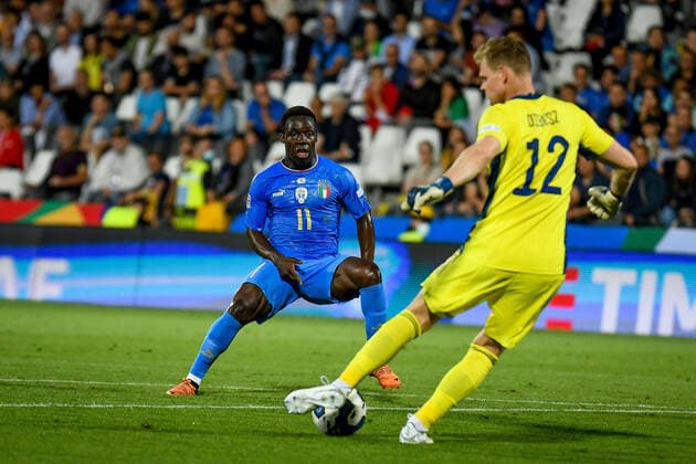 Mandatory Credit: Photo by Ettore Griffoni LiveMedia Shutterstock (12976211v) Italy s Wilfried Gnonto in action against Hungary s Denes Dibusz football UEFA Nations League match Italy vs Hungary, Dino Manuzzi stadium, Cesena, Italy - 07 Jun 2022 football UEFA Nations League match Italy vs Hungary, Dino Manuzzi stadium, Cesena, Italy - 07 Jun 2022  Copyright: xEttorexGriffoni LiveMedia Shutterstockx 12976211v