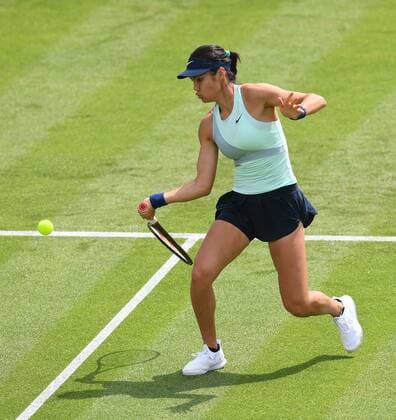 Mandatory Credit: Photo by Anna Gowthorpe Shutterstock (12968519bm) Emma Raducanu of Great Britain during her first round match Rothesay Open, Tennis, Nottingham Tennis Centre, Nottingham, UK - 07 Jun 2022 Rothesay Open, Tennis, Nottingham Tennis Centre, Nottingham, UK - 07 Jun 2022  Copyright: xAnnaxGowthorpe Shutterstockx 12968519bm