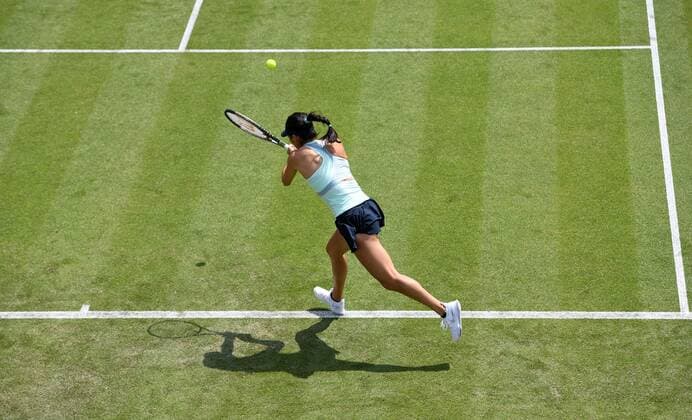 Mandatory Credit: Photo by Anna Gowthorpe Shutterstock (12968519bp) Emma Raducanu of Great Britain during her first round match Rothesay Open, Tennis, Nottingham Tennis Centre, Nottingham, UK - 07 Jun 2022 Rothesay Open, Tennis, Nottingham Tennis Centre, Nottingham, UK - 07 Jun 2022  Copyright: xAnnaxGowthorpe Shutterstockx 12968519bp