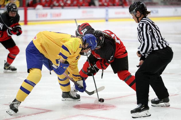 June 7, 2022 - Canada and Sweden faceoff at LaBahn Ice Arena in Madison, Wisconsin during the 2022 IIHF U-18 Women s World Championship, WM, Weltmeisterschaft Cal Media Madison United States of America - ZUMAc04_ 20220607_zaf_c04_052 Copyright: xRickyxBassmanx
