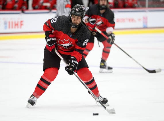 June 7, 2022 - Alexia Aubin from Canada skates with the puck during their game against Sweden at LaBahn Ice Arena in Madison, Wisconsin during the 2022 IIHF U-18 Women s World Championship, WM, Weltmeisterschaft Cal Media Madison United States of America - ZUMAc04_ 20220607_zaf_c04_056 Copyright: xRickyxBassmanx