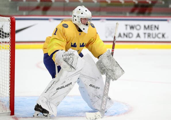 June 7, 2022 - Sweden goalie Lisa Jonsson looks at the action on ice during their game against Canada at LaBahn Ice Arena in Madison, Wisconsin during the 2022 IIHF U-18 Women s World Championship, WM, Weltmeisterschaft Cal Media Madison United States of America - ZUMAc04_ 20220607_zaf_c04_059 Copyright: xRickyxBassmanx