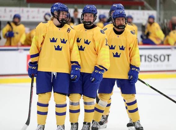 June 7, 2022 - Sweden huddles up before a faceoff during their game against Canada at LaBahn Ice Arena in Madison, Wisconsin during the 2022 IIHF U-18 Women s World Championship, WM, Weltmeisterschaft Cal Media Madison United States of America - ZUMAc04_ 20220607_zaf_c04_060 Copyright: xRickyxBassmanx