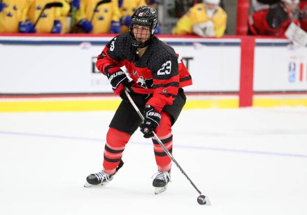 June 7, 2022 - Alexia Aubin from Canada skates with the puck during their game against Sweden at LaBahn Ice Arena in Madison, Wisconsin during the 2022 IIHF U-18 Women s World Championship, WM, Weltmeisterschaft Cal Media Madison United States of America - ZUMAc04_ 20220607_zaf_c04_061 Copyright: xRickyxBassmanx