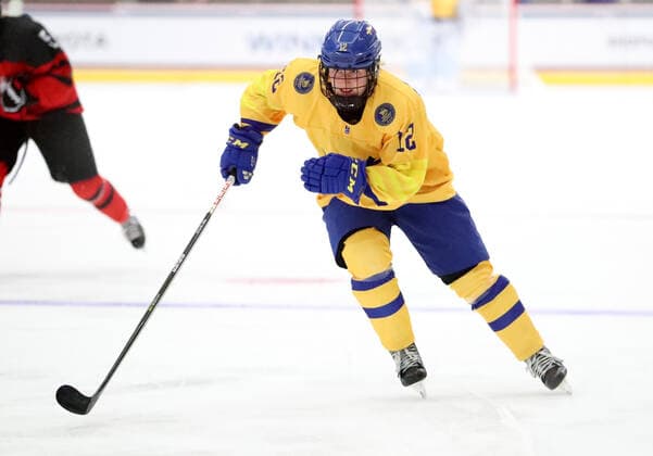 June 7, 2022 - Sweden s Stina Andersson skates with the puck during their game against Canada at LaBahn Ice Arena in Madison, Wisconsin during the 2022 IIHF U-18 Women s World Championship, WM, Weltmeisterschaft Cal Media Madison United States of America - ZUMAc04_ 20220607_zaf_c04_069 Copyright: xRickyxBassmanx