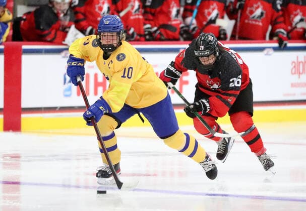 June 7, 2022 - Sweden s Nicole Hall skates with the puck during their game against Canada at LaBahn Ice Arena in Madison, Wisconsin during the 2022 IIHF U-18 Women s World Championship, WM, Weltmeisterschaft Cal Media Madison United States of America - ZUMAc04_ 20220607_zaf_c04_063 Copyright: xRickyxBassmanx