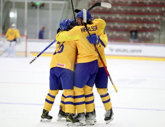 June 7, 2022 - Team Sweden celebrates a second period goal during their game against Canada at LaBahn Ice Arena in Madison, Wisconsin during the 2022 IIHF U-18 Women s World Championship, WM, Weltmeisterschaft Cal Media Madison United States of America - ZUMAc04_ 20220607_zaf_c04_072 Copyright: xRickyxBassmanx