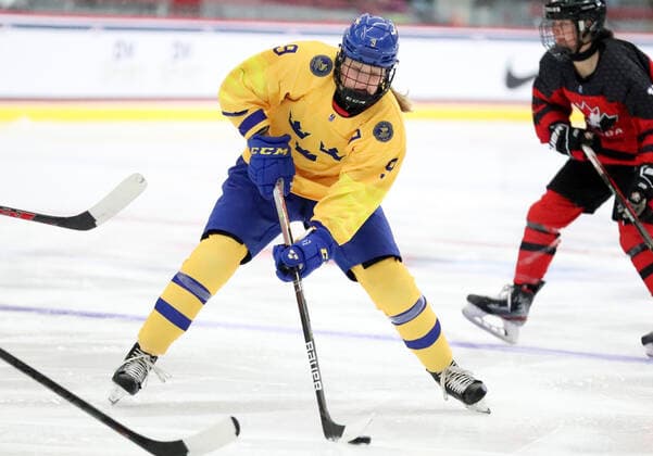 June 7, 2022 - Sweden s Mira Markstrom skates with the puck during their game against Canada at LaBahn Ice Arena in Madison, Wisconsin during the 2022 IIHF U-18 Women s World Championship, WM, Weltmeisterschaft Cal Media Madison United States of America - ZUMAc04_ 20220607_zaf_c04_065 Copyright: xRickyxBassmanx