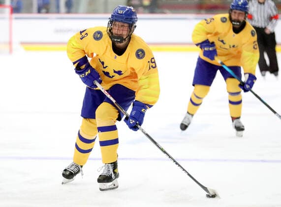 June 7, 2022 - Sweden s Klara Kenttala skates with the puck during their game against Canada at LaBahn Ice Arena in Madison, Wisconsin during the 2022 IIHF U-18 Women s World Championship, WM, Weltmeisterschaft Cal Media Madison United States of America - ZUMAc04_ 20220607_zaf_c04_066 Copyright: xRickyxBassmanx