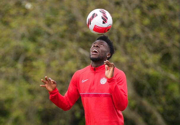 Sport Bilder des Tages June 7, 2022, VANCOUVER, BC, CANADA: Canadian national men s soccer team forward Alphonso Davies juggles a ball with his head during a training session for a CONCACAF Nations League match against Curacao, in Vancouver, on Tuesday, June 7, 2022. Canada s men s soccer team is back to training for the Thursday match, but the players say there s still work to be done on reaching a new deal with the s national governing body. A scheduled friendly against Panama on Sunday was cancelled after the Canadian team refused to play due to a labour dispute. Canada News - June 7, 2022 - ZUMAc35_ 20220607_zaf_c35_090 Copyright: xDarrylxDyckx