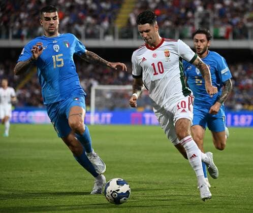 (220608) -- CESENA, June 8, 2022 -- Italy s Gianluca Mancini (L) vies with Hungary s Dominik Szoboszlai during the UEFA Nations League A football match between Italy and Hungary in Cesena, Italy, June 7, 2022. (Photo by Xinhua) (SP)ITALY-CESENA-FOOTBALL-UEFA NATIONS LEAGUE-ITALY VS HUNGARY AlbertoxLingria 