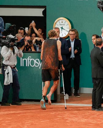 French Open 2022, Alexander Zverev leaves the court on crutches, injury, hurt, time,Mats Wilander applauded Copyright: xJuergenxHasenkopfx