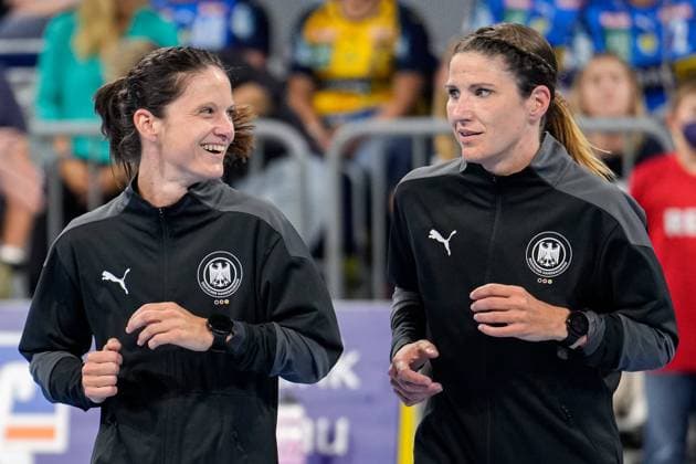 v li The referees Maike Merz and Tanja Kuttler, during warm-up, warm-up program, warm-up before the game, action, action, referee, referee team, 08 06 2022, Mannheim Germany , Handball, Bundesliga, Rhein Neckar Löwen THW Kiel xozx