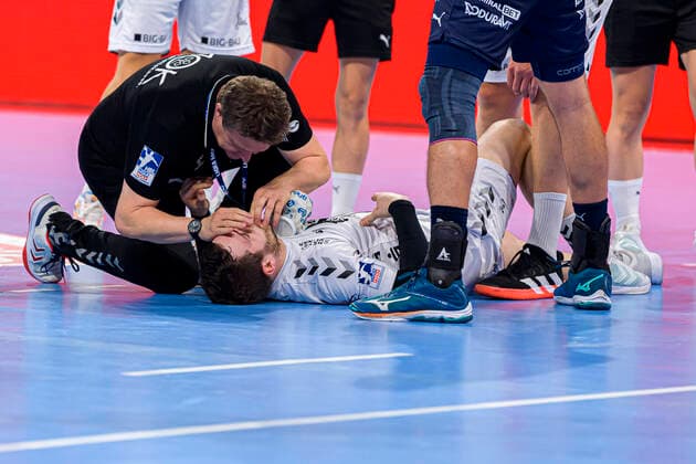 Sport Themen der Woche KW23 Sport Bilder des Tages Mannheim, Deutschland 08. Juni 2022: HBL - 21 22 - Rhein-Neckar Loewen - THW Kiel Miha Zarabec (THW Kiel) Verletzt Verletzung Schmerzen Mannheim SAP Arena Baden-Württemberg Deutschland *** Mannheim, Germany 08 June 2022 HBL 21 22 Rhein Neckar Loewen THW Kiel Miha Zarabec THW Kiel Injured Injury Pain Mannheim SAP Arena Baden Württemberg Germany