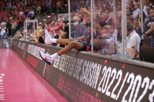 Sport Bilder des Tages Fliegt in die TV Kommentatoren Kabine: Parker Jackson-Cartwright Telekom Baskets Bonn vs. FC Bayern München , Playoffs Halblfinale Spiel 5 *** Flies in the TV commentators booth Parker Jackson Cartwright Telekom Baskets Bonn vs FC Bayern Munich , playoffs semifinals game 5