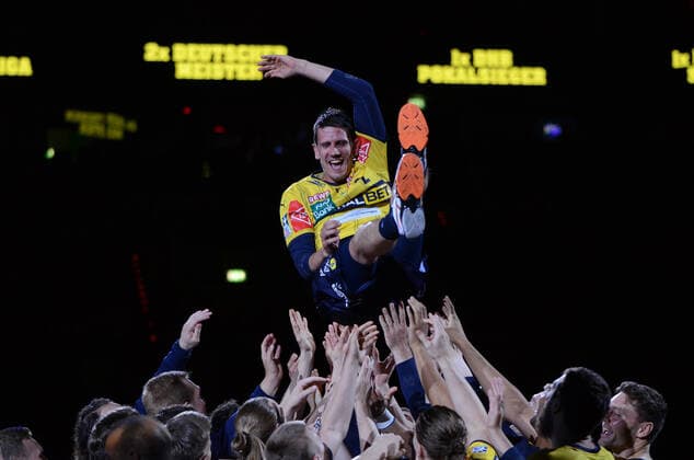 Sport Themen der Woche KW23 Sport Bilder des Tages Handball I Herren I Saison 2021-2022 I Liqui Moly Handballbundesliga I 33.Spieltag I Rhein-Neckar Löwen - THW Kiel I 08.06.2022 Andy Schmid ( 2, Rhein-Neckar Löwen) wird hochgeworfen zum Abschluss von der Mannschaft Mannheim SAP Arena Baden-Württemberg Deutschland *** Handball I men I season 2021 2022 I Liqui Moly Handballbundesliga I 33 matchday I Rhein Neckar Löwen THW Kiel I 08 06 2022 Andy Schmid 2, Rhein Neckar Löwen is thrown up at the end of the team Mannheim SAP Arena Baden Württemberg Germany Copyright: xLobeca MaxxKrausex