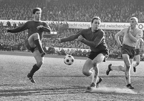 Aus 1.BL. Saison 1966 67 Eintr.acht Braunschweig - Bayern München 5:2 am 15 04.1967. Im Foto: .Gerd Müller von den Bayern gegen BS TW Horst Wolter und Peter Kaack. *** From 1 BL season 1966 67 Eintr acht Braunschweig Bayern Munich 5 2 on 15 04 1967 In the photo Gerd Müller of Bayern against BS TW Horst Wolter and Peter Kaack