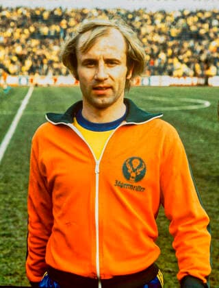 Karlheinz Handschuh von Eintracht Braunschweig - hier beim warmachen zum Spielg gegen Herha BSC 5:2 am 16.08.1975 *** Karlheinz Handschuh of Eintracht Braunschweig here warming up for the match against Herha BSC 5 2 on 16 08 1975