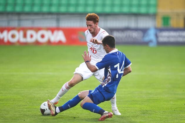 08 06 2022, Chisinau, Stadium Zimbru, U21 European Championship qualification Moldova Switzerland, 16 Serge Müller Switzerland in duel against 14 Ion Bors Moldova Chisinau Stadium Zimbru Chisinau Moldova  Copyright: xJustPictures.ch AleksandarxDjorovicx