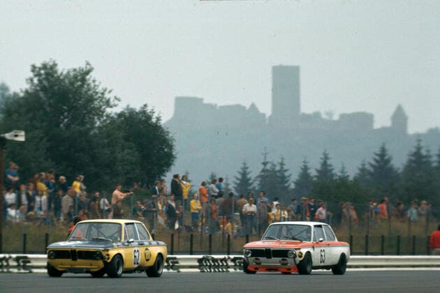 die Ruine einer alten Burg ist selten zu sehen deshalb wurde sie hier zusammen mit sportlichen 2002er BMWs auf der Rennstrecke in einem Bild festgehalten *** the ruin of an old castle is rarely to be seen therefore it was captured here together with sporty 2002 BMWs on the race track in one picture