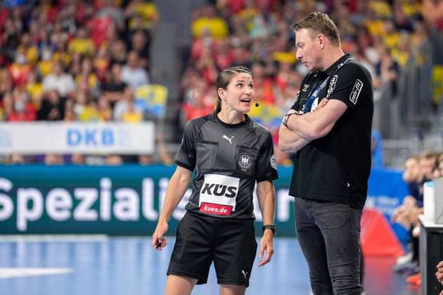v li Tanja Kuttler referee talking with Filip Jicha coach, head coach, THW , action, action, game scene, 08 06 2022, Mannheim Germany , Handball, Bundesliga, Rhein Neckar Löwen THW Kiel xozx