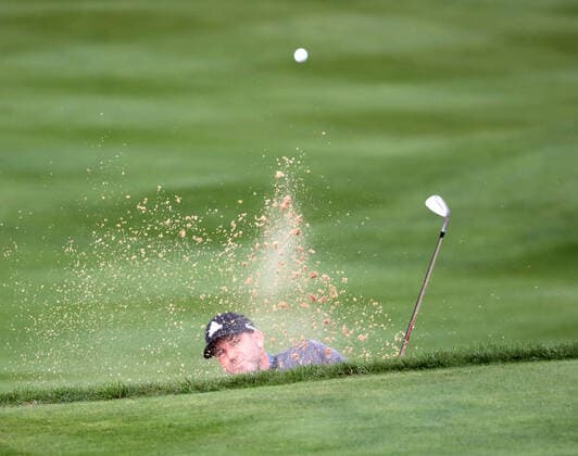 Sport Bilder des Tages Spain s Sergio Garcia hits out of the bunker on the18th green during the first round of the inaugural LIV Golf event at the Centurion club in Hertfordshire on Thurssday, June 09, 2022.The event is 12 teams of four players competing over 54 holes for a prize pot of $25million dollars to the winning team.  LON2022060935 HUGOxPHILPOTT