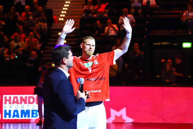 Sport Themen der Woche KW23 Sport Bilder des Tages Handball I Herren I Saison 2021 2022 I Liqui Moly HBL I 33. Spieltag I HSV Hamburg - TVB Stuttgart I 09.06.2022 Verabschiedung von Manuel Späth (9, HSV Hamburg) *** Handball I Men I Season 2021 2022 I Liqui Moly HBL I 33 Matchday I HSV Hamburg TVB Stuttgart I 09 06 2022 Farewell to Manuel Späth 9, HSV Hamburg Copyright: xLobeca RalfxHomburgx