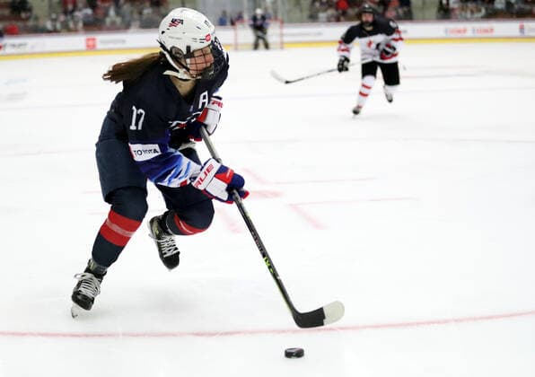 June 9, 2022 - Kirsten Simms of the United States skates toward the puck during their game against Canada at LaBahn Ice Arena in Madison, Wisconsin during the 2022 IIHF U-18 Women s World Championship, WM, Weltmeisterschaft Cal Media Madison United States of America - ZUMAc04_ 20220609_zaf_c04_035 Copyright: xRickyxBassmanx