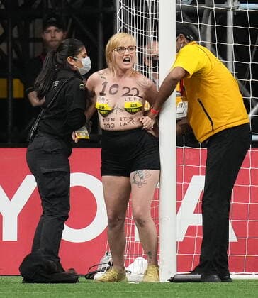 Sport Bilder des Tages June 9, 2022, VANCOUVER, BC, CANADA: Security removes a save old growth forest protester from the pitch after they interrupted the second half of a Canada and Curacao CONCACAF Nations League soccer match, in Vancouver, on Thursday, June 9, 2022. Canada News - June 9, 2022  - ZUMAc35_ 20220609_zaf_c35_180 Copyright: xDarrylxDyckx