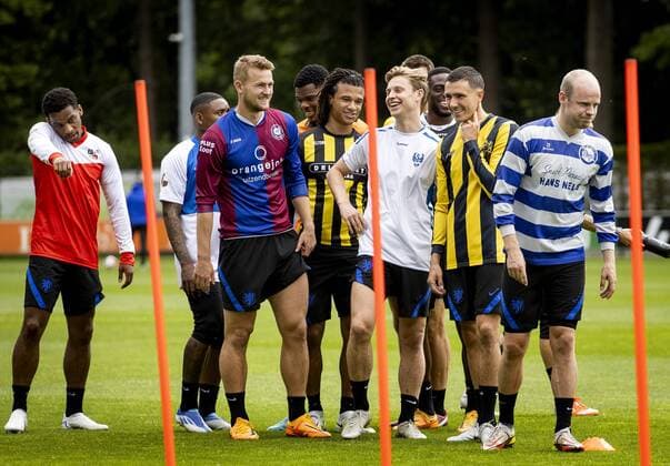Sport Themen der Woche KW23 Sport Bilder des Tages ZEIST - Jurrien Timber, Steven Bergwijn, Matthijs de Ligt, Denzel Dumfries, Nathan Ake, Frenkie de Jong, Steven Berghuis and Davy Klaassen of the Dutch national team, Nationalteam wear the shirt of their former amateur club during the warm-up before the training. With this ode to the amateur shirt, the Orange squad kicks off the weekend of National Football Day. KOEN VAN WEEL xVIxANPxSportx xxANPxIVx *** ZEIST Jurrien Timber, Steven Bergwijn, Matthijs de Ligt, Denzel Dumfries, Nathan Ake, Frenkie de Jong, Steven Berghuis and Davy Klaassen of the Dutch national team wear the shirt of their former amateur club during the warm up before the training With this ode to the amateur shirt, the Orange squad kicks off the weekend of National Football Day KOEN VAN WEEL xVIxANPxSportx xxANPxIVx 450204293 originalFilename: 450204293.jpg