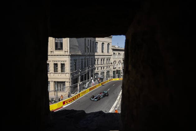 Sport Bilder des Tages 63 RUSSELL George (gbr), Mercedes AMG F1 Team W13, action during the Formula 1 Azerbaijan Grand Prix 2022, 8th round of the 2022 FIA Formula One World Championship, WM, Weltmeisterschaft on the Baku City Circuit, from June 10 to 12, 2022 in Baku, Azerbaijan - F1 - AZERBAIJAN GRAND PRIX 2022 DPPI Panoramic  00122020__R5_7748