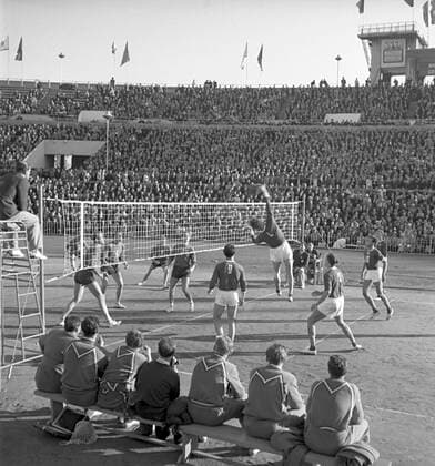 First Summer USSR People Spartakiad 5942459 02.08.1956 The First Summer USSR People Spartakiad held in Moscow on August 5-16, 1956. The final volleyball match between the national RSFSR and Ukrainian teams. The Ukrainian SSR won 3:2. Dynamo Central Stadium. David Sholomovich Moscow Russia  Copyright: xDavidxSholomovichx