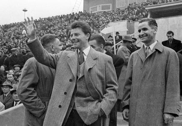 PHILIPPE MOSCOW 87761 01.06.1955 French actor Gerard Philippe center at Moscow-based Dinamo stadium before Soviet-French football match. Mikhail Ozerskiy Sputnik Moscow Russia  Copyright: xMikhailxOzerskiyx