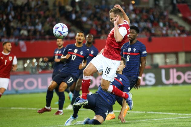 Sport Bilder des Tages SOCCER - NL, AUT vs FRA VIENNA,AUSTRIA,10.JUN.22 - SOCCER - UEFA Nations League, OEFB international match, Länderspiel, Nationalmannschaft Austria vs France. Image shows Andreas Weimann (AUT) and Benjamin Pavard (FRA)  GEPAxpictures xGEPAxpictures xPhilippxBrem