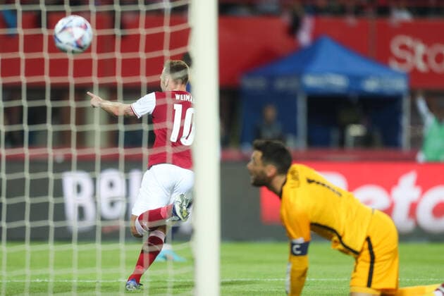 SOCCER - NL, AUT vs FRA VIENNA,AUSTRIA,10.JUN.22 - SOCCER - UEFA Nations League, OEFB international match, Länderspiel, Nationalmannschaft Austria vs France. Image shows the rejoicing of Andreas Weimann (AUT) and the disappointment of Hugo Lloris (FRA)  GEPAxpictures xGEPAxpictures xPhilippxBrem