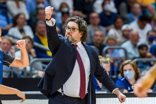 Andrea Trinchieri FC Bayern Muenchen, coach , celebrates his team, cheers, joy, fist up, GER, Alba Berlin vs FC Bayern Muenchen, BBL, Basketball Bundesliga Maenner, playoff 2022, final game 1, season 2021 2022, 10 06 2022, GER, Alba Berlin vs FC Bayern Muenchen, BBL, Basketball Bundesliga Maenner, playoff 2022, final game 1, season 2021 2022, 10 06 2022, Berlin Copyright: xEibner-Pressefoto UwexKochx EP_UKH