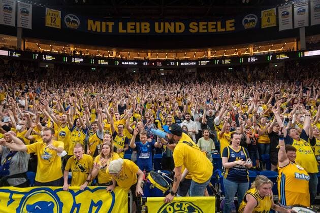 Basketball Berlin 10.06.2022 Saison 2021 2022 easyCredit BBL 1. Bundesliga Playoffs Finale Spiel 1 Alba Berlin - FC Bayern München Basketball Alba Fans bejubeln den 86:73 Sieg *** Basketball Berlin 10 06 2022 Season 2021 2022 easyCredit BBL 1 Bundesliga Playoffs Final Game 1 Alba Berlin FC Bayern Munich Basketball Alba fans cheer 86 73 win